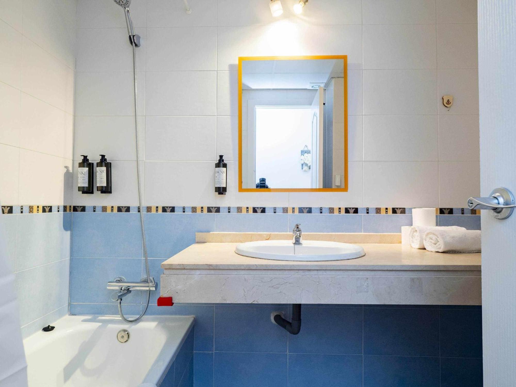 Atico Con Vistas Al Mar Piscina Y Parking Apartman Málaga Kültér fotó
